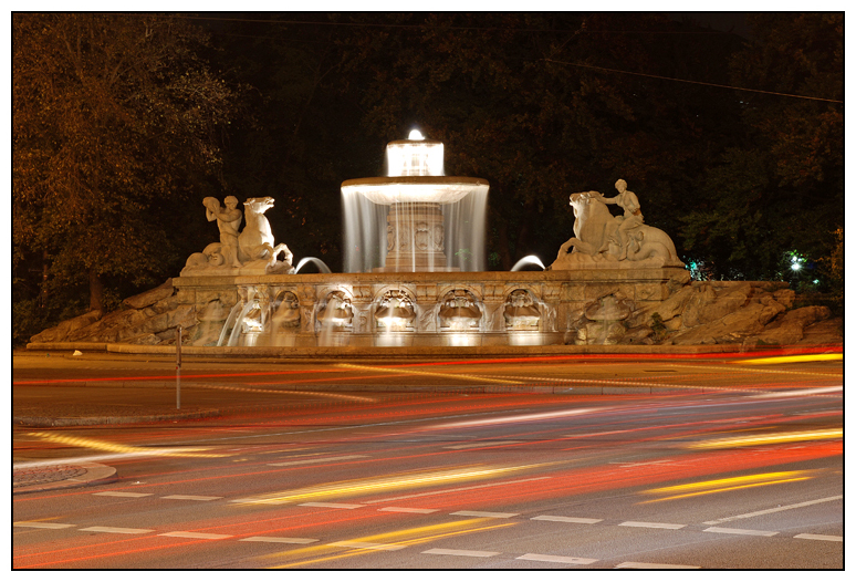 Brunnen bei Nacht